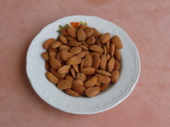 Nurlu badem